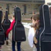 Zupferklassenkinder auf dem Weg zum Auftritt